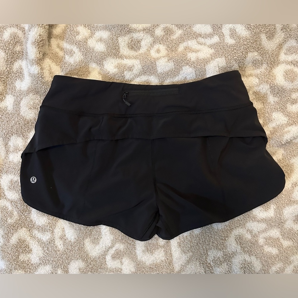 Lululemon speed up short 2.5 size 8. No wear or pilling basically brand new.